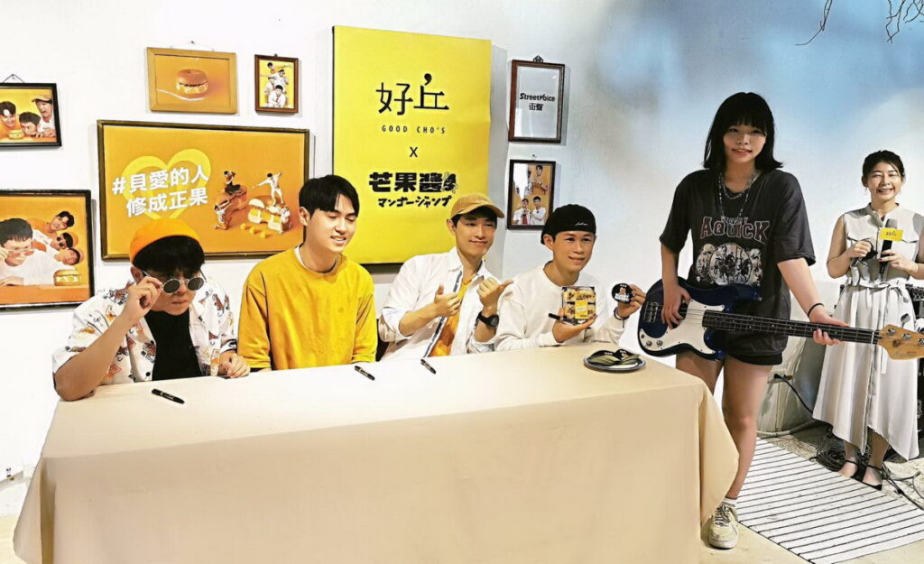 超寵粉的【芒果醬 Mango Jump】除了簽名以外,更是有求必應,握手、合照樣樣來。