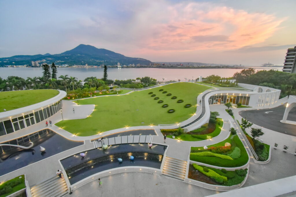 千坪草坡變身沁涼冰水戰場，邀請大家自備水槍、全副武裝，一起來盡情玩水、闖關同樂。
