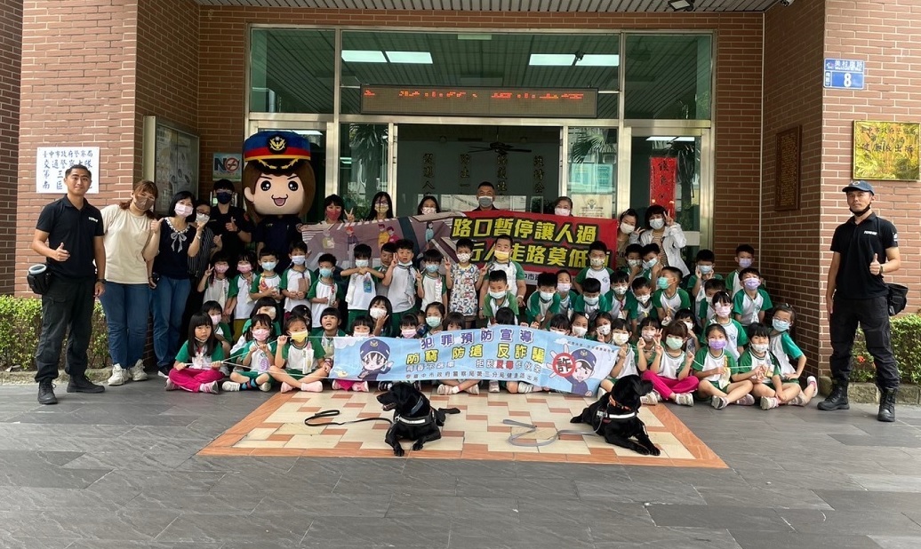 ▲圖說:信義國小附設幼兒園師生參訪中市警第三分局健康派出所 (圖/台中市政府提供)