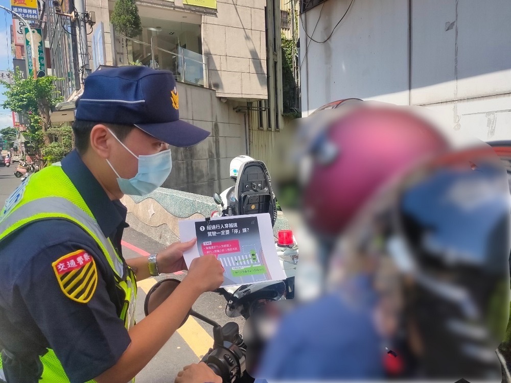 不停讓行人 警提醒違規罰6000元記點3點3小時道安講習 264 不停讓行人 警提醒違規罰6000元記點3點3小時道安講習 263