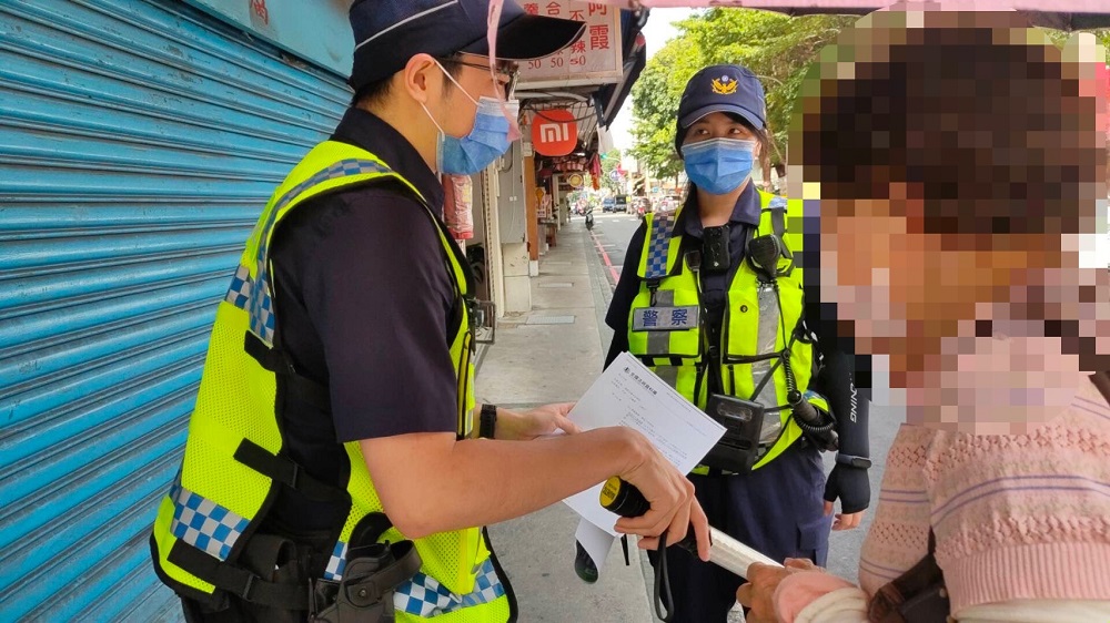 不停讓行人 警提醒違規罰6000元記點3點3小時道安講習 266 不停讓行人 警提醒違規罰6000元記點3點3小時道安講習 265