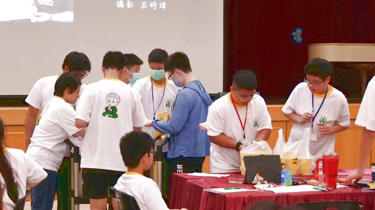 ▲觀視音領袖營多元規畫內容,吸引學員認真融入課程。(圖/元亨寺台北講堂提供)