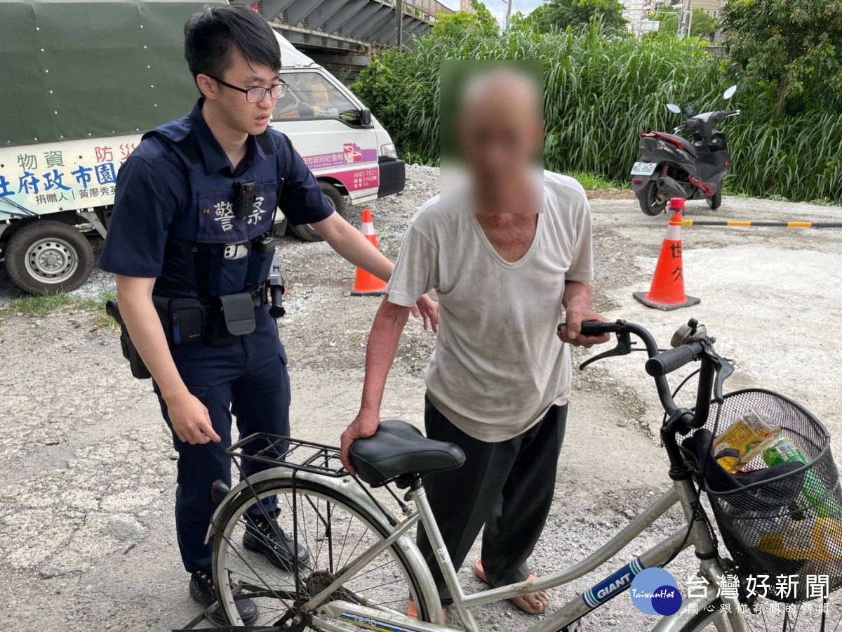 93歲老翁思親外出迷途，警民協助平安返家。