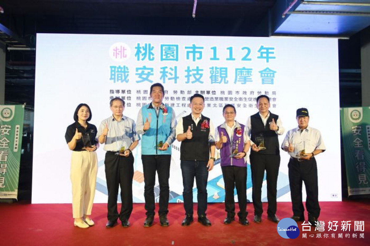 蘇副市長頒發獎牌,感謝各企業夥伴共同努力。