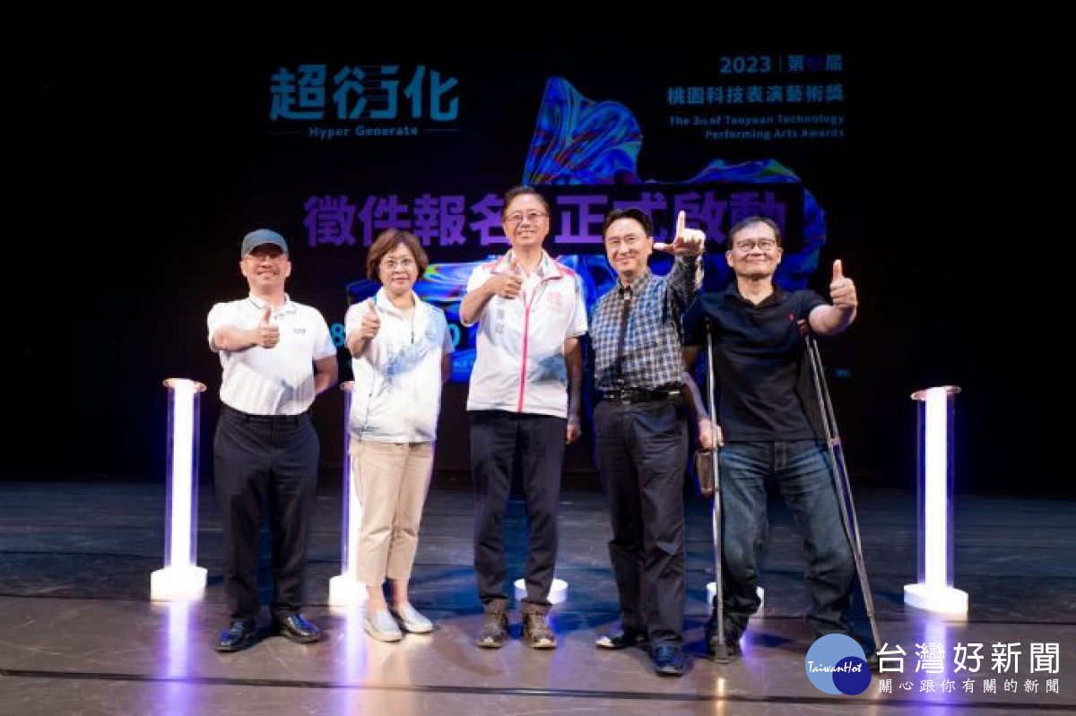 市長和與會來賓合影。