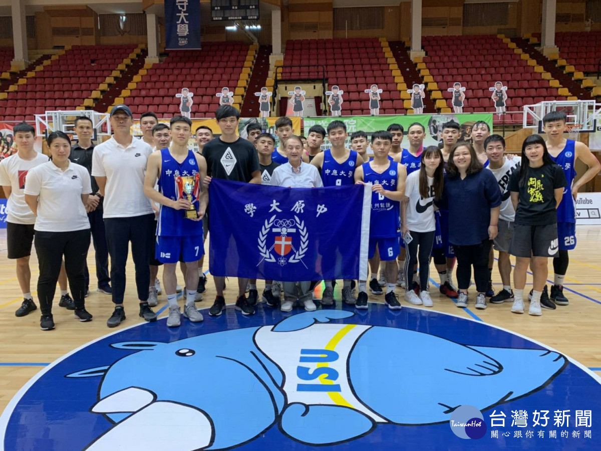 中原大學籃球校隊屢傳捷報績,中原大學董事長張光正(圖中)多次親自到球場為球員加油打氣。