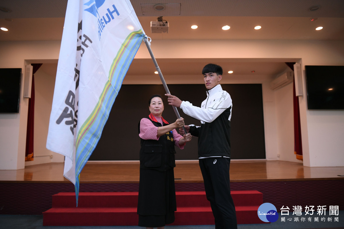 徐榛蔚授旗花蓮縣代表隊　出賽2023年國際少年運動會
