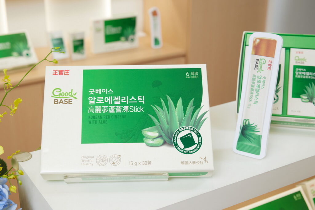 正官庄「高麗蔘蘆薈凍Stick」含「頂級美國蘆薈」及「6年根高麗蔘」,不僅零脂肪且高纖好順暢,輕鬆保持水潤透亮!