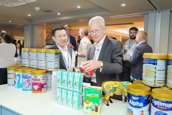 Richard Hall, Chairman of Global Dairy Congress, impressed by Vinamilk’s story Richard Hall, Chairman of Global Dairy Congress, impressed by Vinamilk’s story