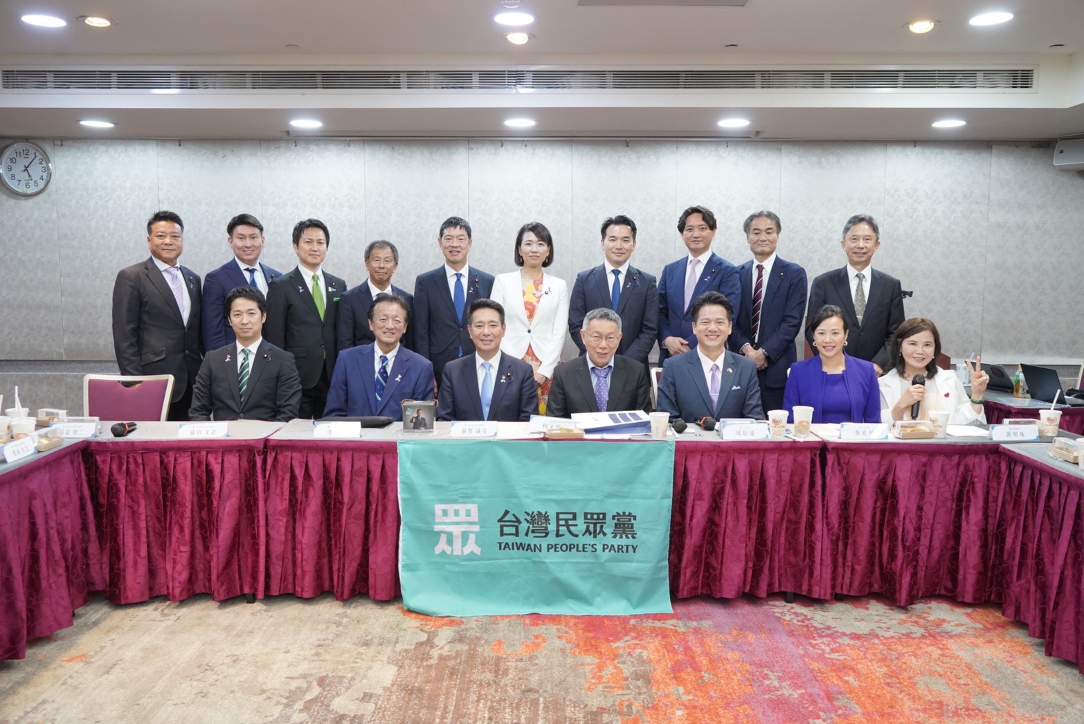 日三在野黨議員拜會民眾黨 前外相評柯文哲「颱風眼」 258 日本在野三黨議員拜會民眾黨,黨主席柯文哲親自出席。(民眾黨提供)
