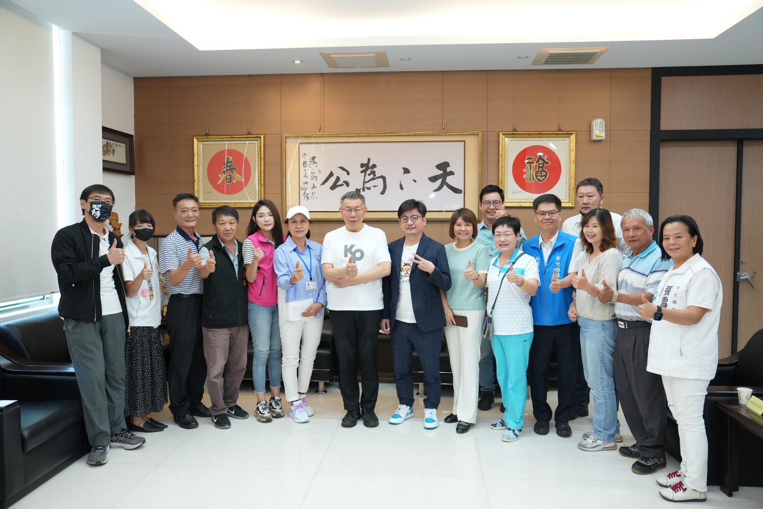 【有影】郭台銘醞釀參選 柯文哲:藍723全代會還有時間冷靜 298 民眾黨總統參選人柯文哲拜會彰化縣議會。(民眾黨提供)