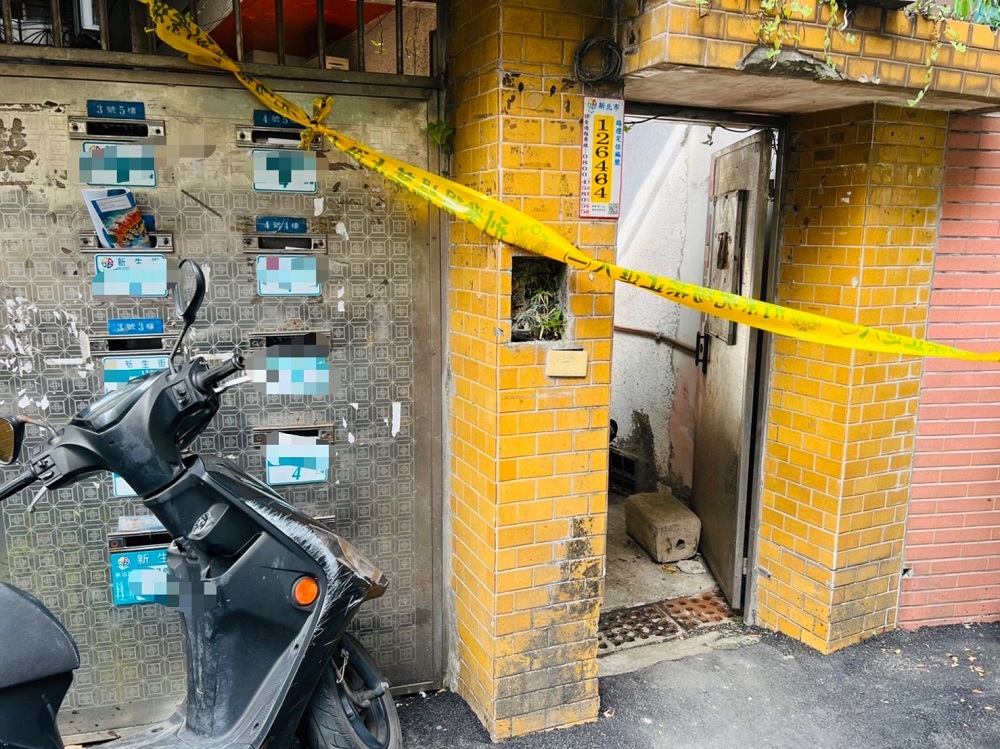 人倫悲歌 59歲男狠心弒母砍斷頸雙手沾血坐地 298 人倫悲歌 59歲男狠心弒母砍斷頸雙手沾血坐地 297