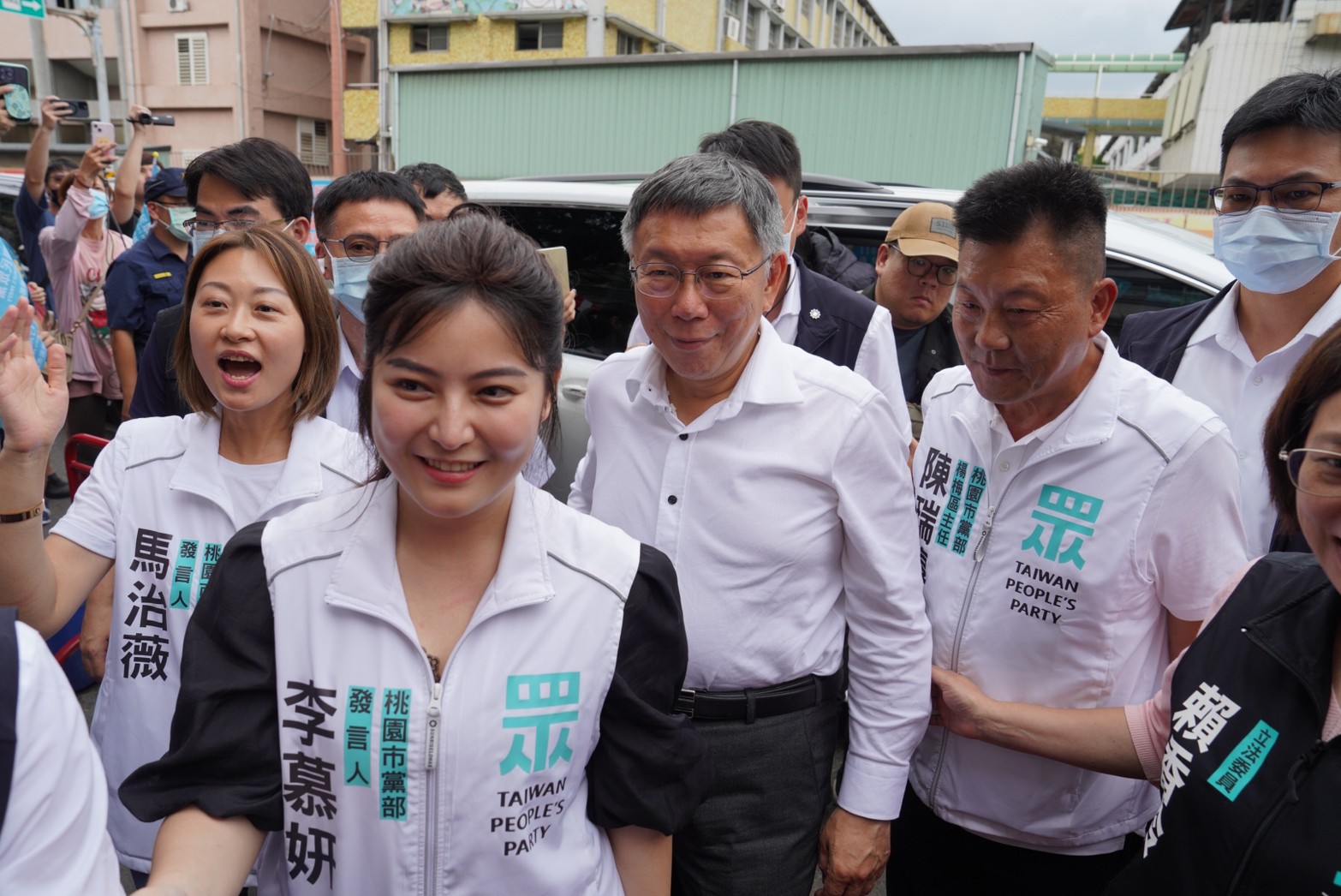 【幕後】柯文哲挺桃市黨部強推兩素人 中央到地方都現反彈聲浪 292 民眾黨主席柯文哲日前宣布李慕妍、馬治薇參選立委。(民眾黨提供)