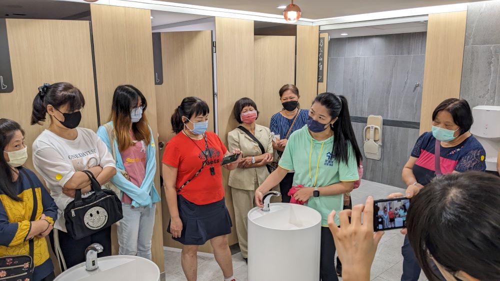 新北市環保局辦理公廁清掃學習活動,講師現場進行廁間清潔實作教學。〈環保局提供〉