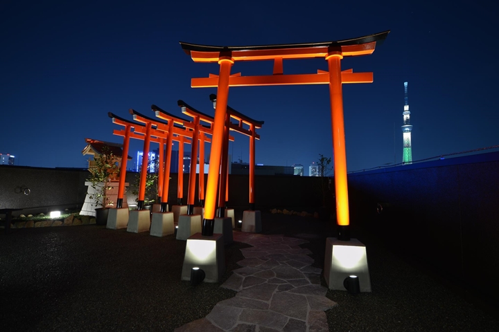 「HIROMAS HOTEL 藏」頂樓設有綿延鳥居與神社,夜間點燈後與東京夜景相襯。 圖:HIROMAS/來源