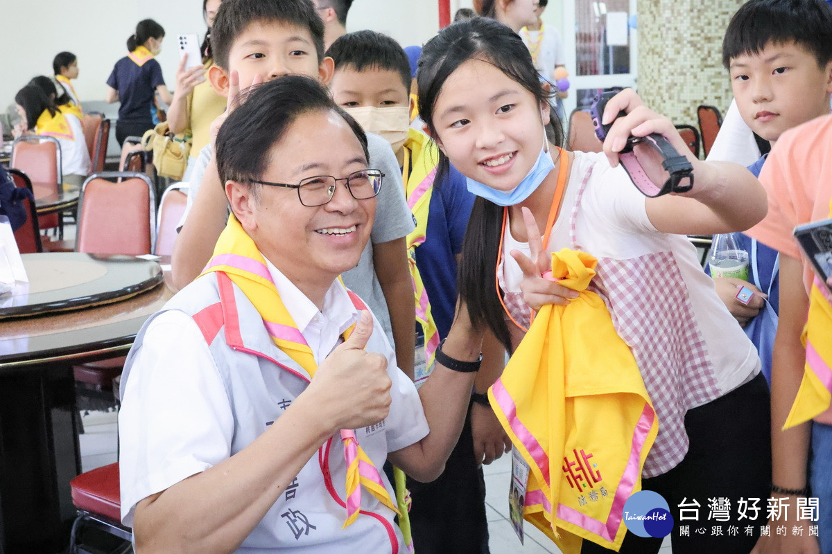 「消保小尖兵夏令營」中,小朋友們搶著和桃園市長張善政合影。