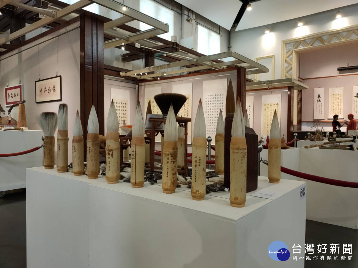 陳景聰展現製筆精湛手藝，一生製筆人心繫毛筆事。圖／記者鄧富珍攝