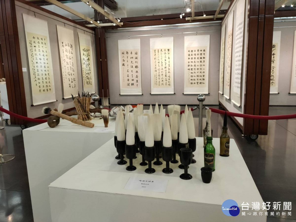 陳景聰展現製筆精湛手藝,一生製筆人心繫毛筆事。圖/記者鄧富珍攝