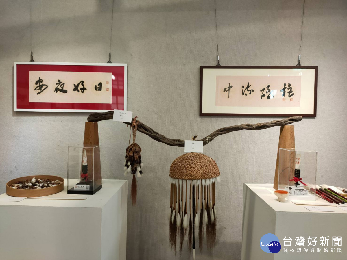陳景聰展現製筆精湛手藝,一生製筆人心繫毛筆事。圖/記者鄧富珍攝