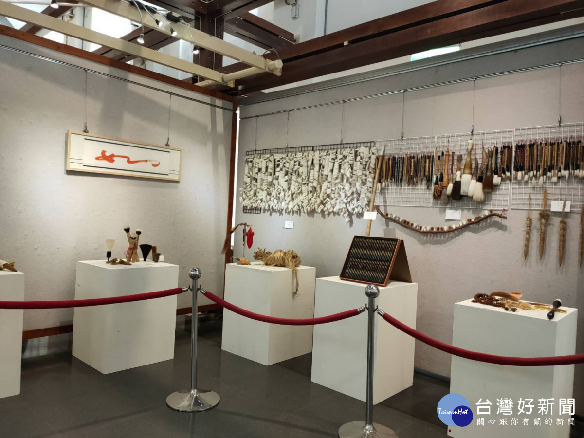 陳景聰展現製筆精湛手藝,一生製筆人心繫毛筆事。圖/記者鄧富珍攝