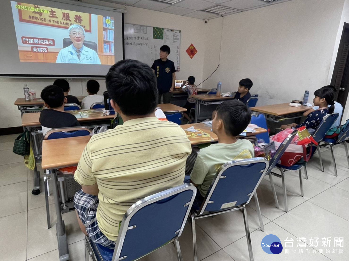 平鎮警宣導防詐觀念，播放名人防詐短片助民眾辨識詐騙手法。