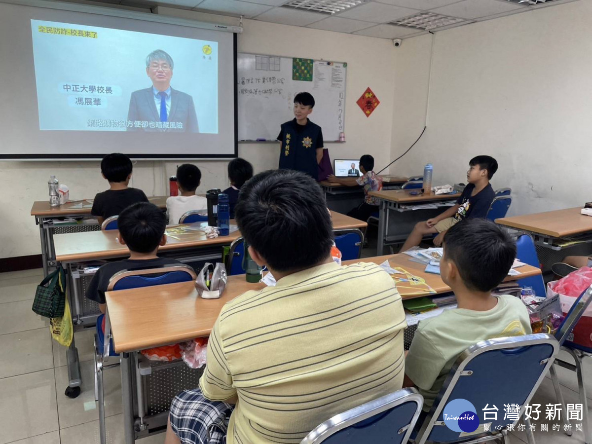 平鎮警宣導防詐觀念,播放名人防詐短片助民眾辨識詐騙手法。