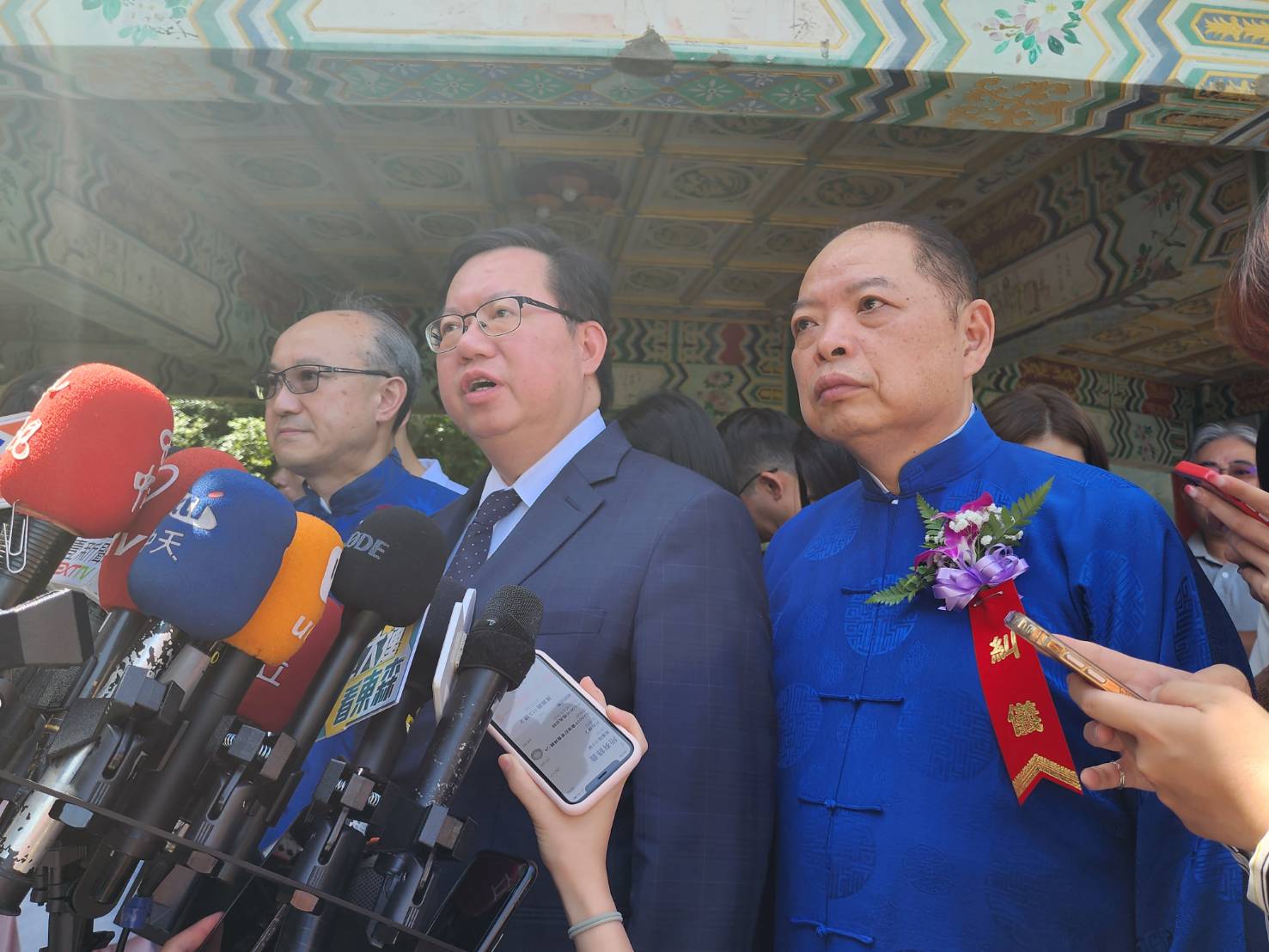 前國策顧問黃承國(右)和行政院副院長鄭文燦出席指南宮孚佑帝君成道1143周年大典。讀者提供