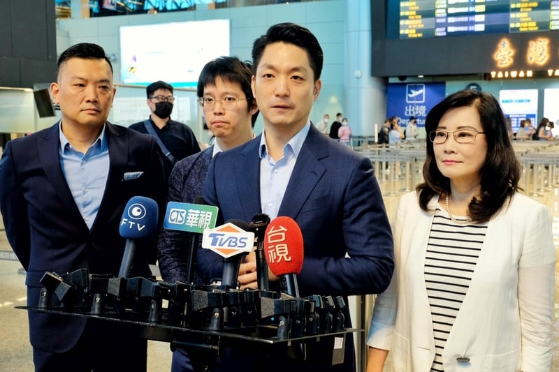 台北市長蔣萬安(右2)出訪新加坡。中央社
