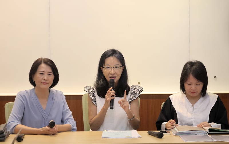 前中國小姐張淑娟(中)不滿被資深媒體人周玉蔻和蔡玉真指和總統府前秘書長蔣孝嚴有緋聞而提告,她今表示不會和解。中央社