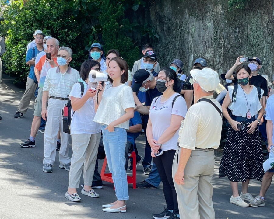 ▲圖/新北市議員戴瑋姍更親臨現場,並手持大聲公為地主及家屬來發聲,希望市府出面解決懸宕已久的問題。(圖/民眾提供)