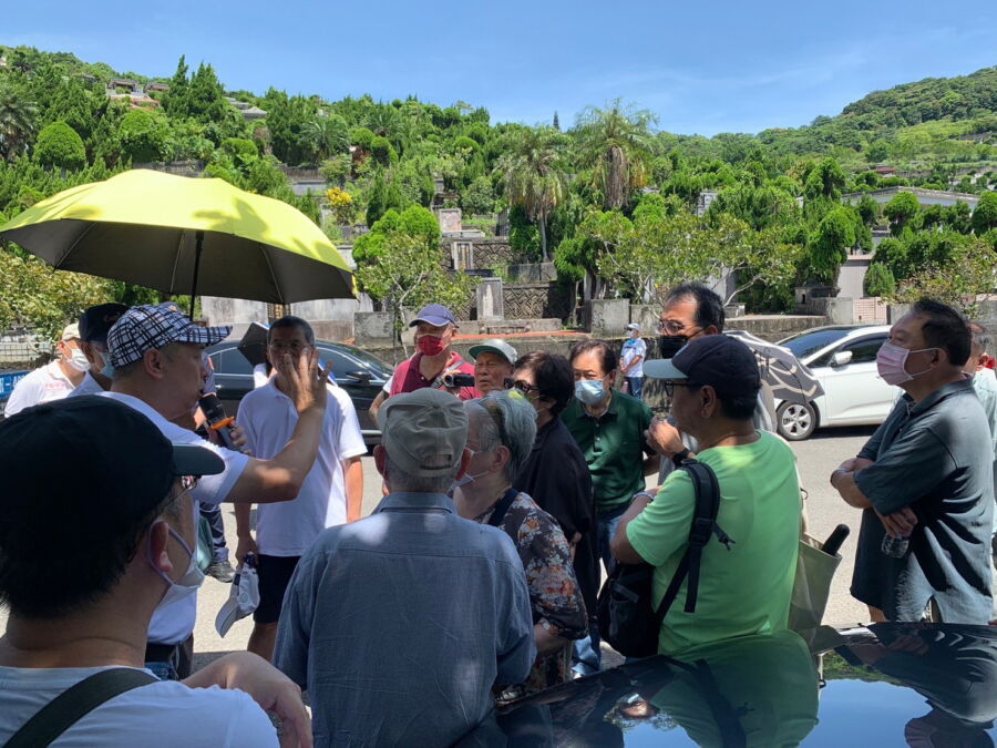 圖/受害地主與墓主家屬討論雙方的困境與尋求解套方法。(圖/民眾提供)