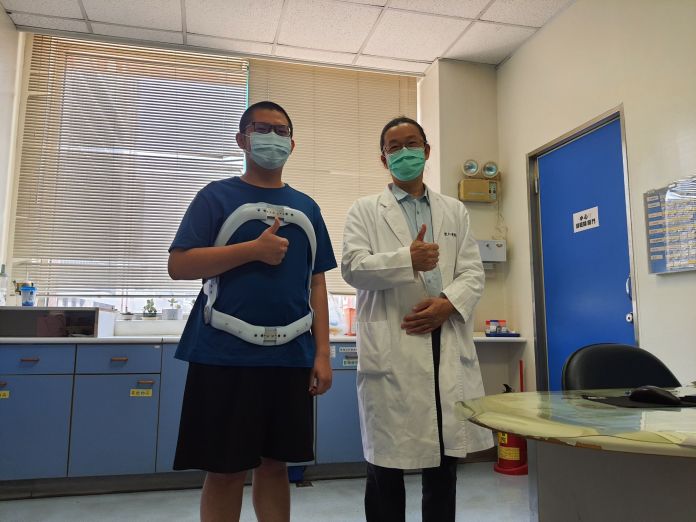 脊椎駝背又側彎 矯正手術讓高中生抬頭挺胸 79 1160024 | 健康 記者爆料網