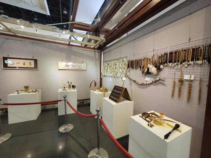 一生製筆人 陳景聰時尚毛筆書法收藏展」即日起至7/16彰化藝術館展出 64 583007 | 藝文娛樂 藝文娛樂 記者爆料網