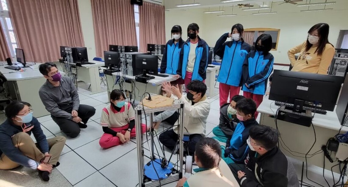 高雄大學攜手國教端推廣科普結合英語 「科學傳播社」引導蚵中學子 趣味中探索科學原理