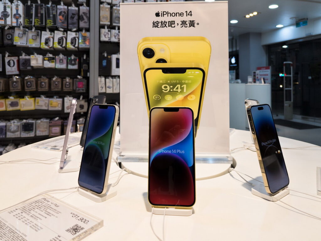 於德誼數位購買指定款iPhone 14贈指定配件購物金1,500元,加購行動裝置保險方案,再贈磁吸行動電源