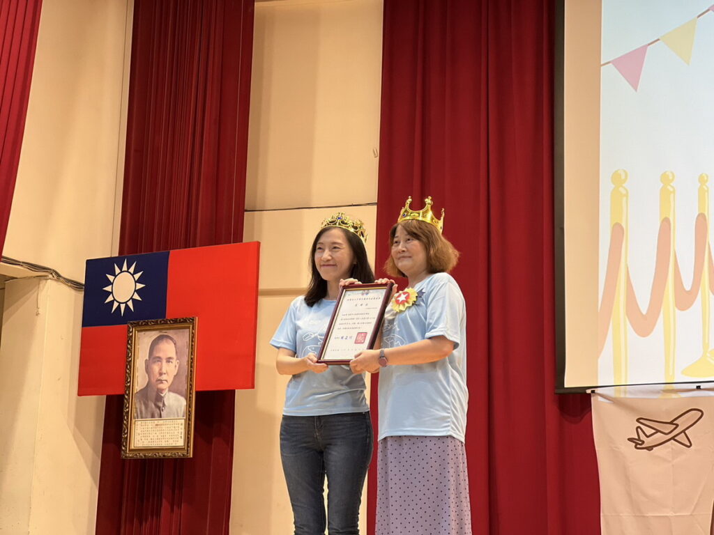 唐氏症關愛者協會秘書長朱貽莊（左）頒感謝狀予桃園特教學校校長葉瑞華（右），謝謝校方提供校園各式多元教材及場地，讓夏令營的內容更豐富