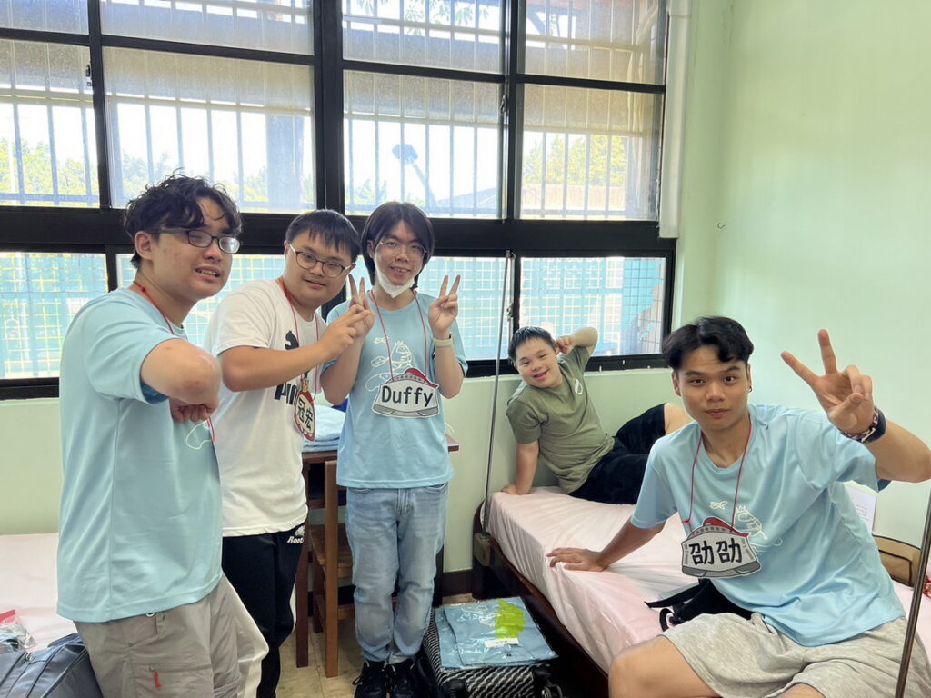唐氏症關愛者協會和台師大特教系學生合辦夏令營，師大學生和唐寶寶一對一輔導帶領，先進寢室放行李