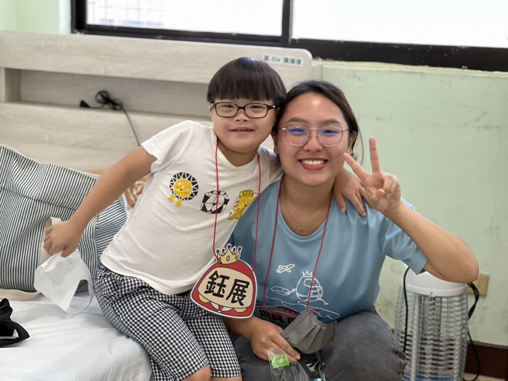 唐氏症關愛者協會和台師大特教系學生合辦夏令營，師大學生和唐寶寶一對一輔導帶領，先進寢室放行李