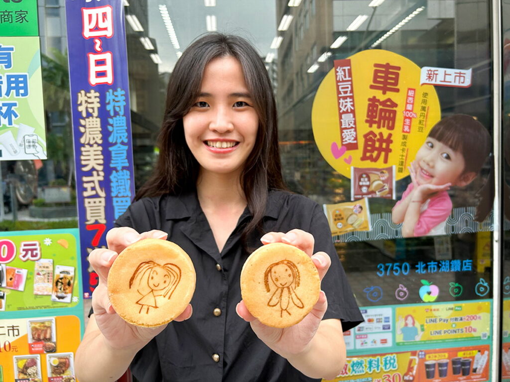 看好聯名加乘效應,萊爾富找來網紅【紅豆妹】推出兩款聯名車輪餅,為紅豆與奶油口味,7月25日前,購買任2個車輪餅加10元還可喝純喫茶。