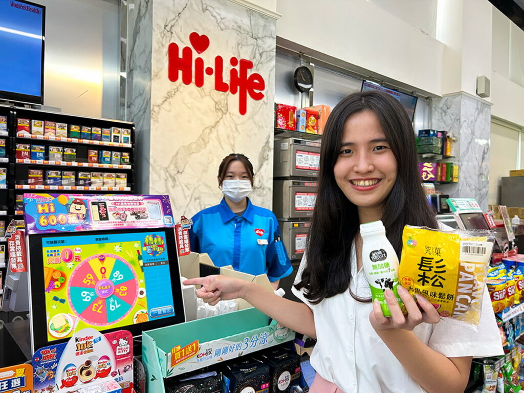 看好暑假出遊潮,萊爾富推出第二波「轉轉暑樂趣」活動,凡購買指定商品任2件,即可參加轉盤遊戲乙次,就有機會抽中0元至8.9折等優惠。