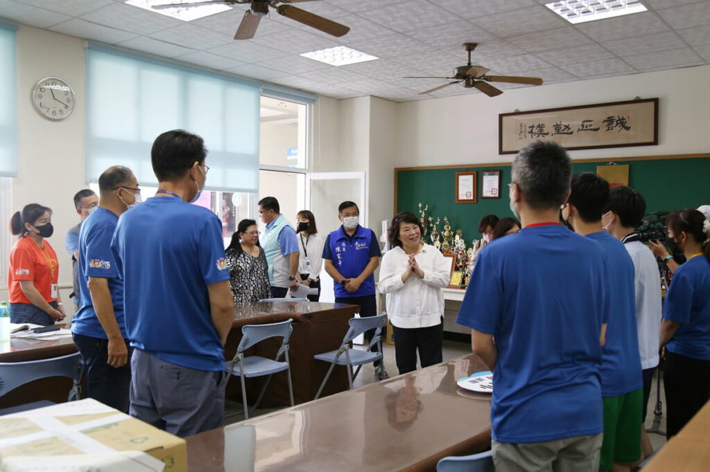 黃敏惠市長到試務中心感謝辛苦同仁