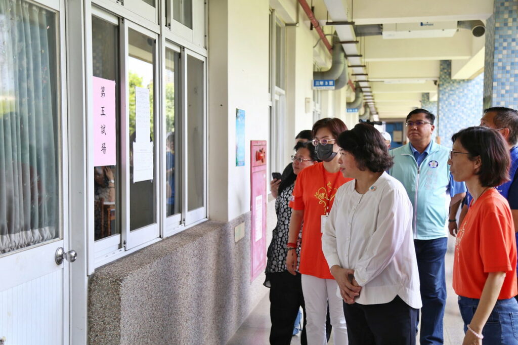 市長視察考場