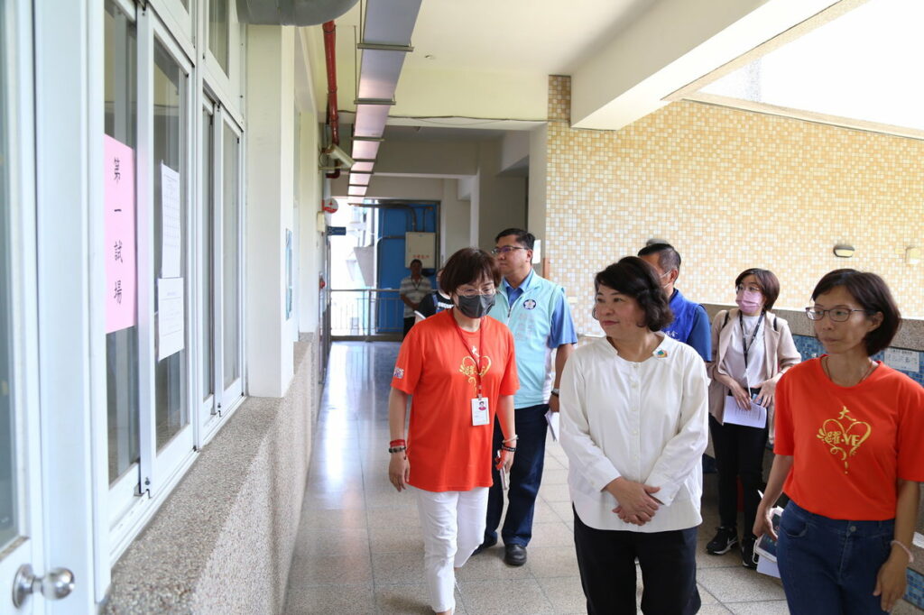 市長視察考場