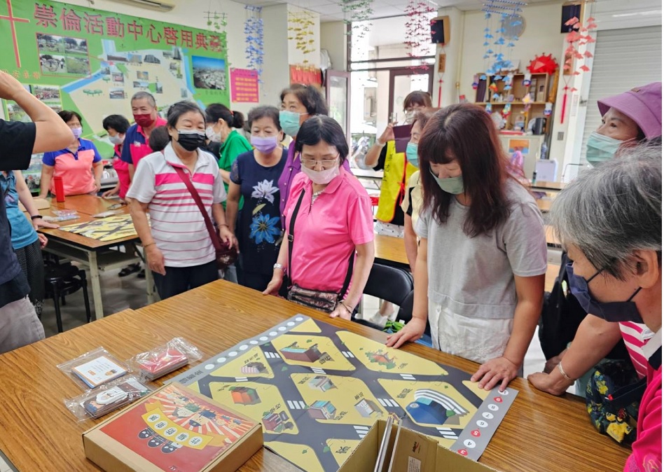 ▲圖說:員警以「詐騙防衛隊」桌遊,讓長輩們體驗闖關學習防詐 (圖/台中市政府提供)
