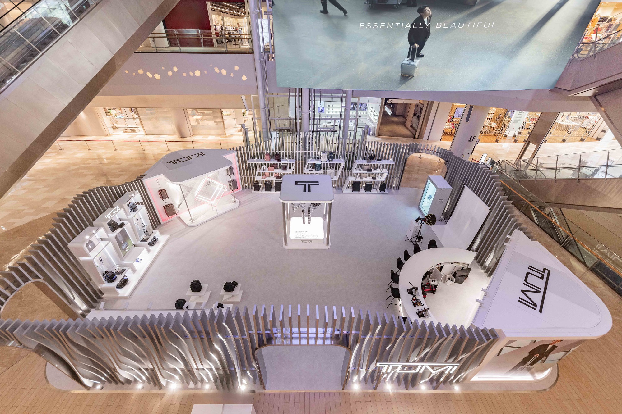 TUMI2023 年秋季系列 Essentially Beautiful 快閃店位於首爾樂天世界購物中心中庭(1樓) 開放時間: 2023年7月3日至15日每天10:30 - 22:00