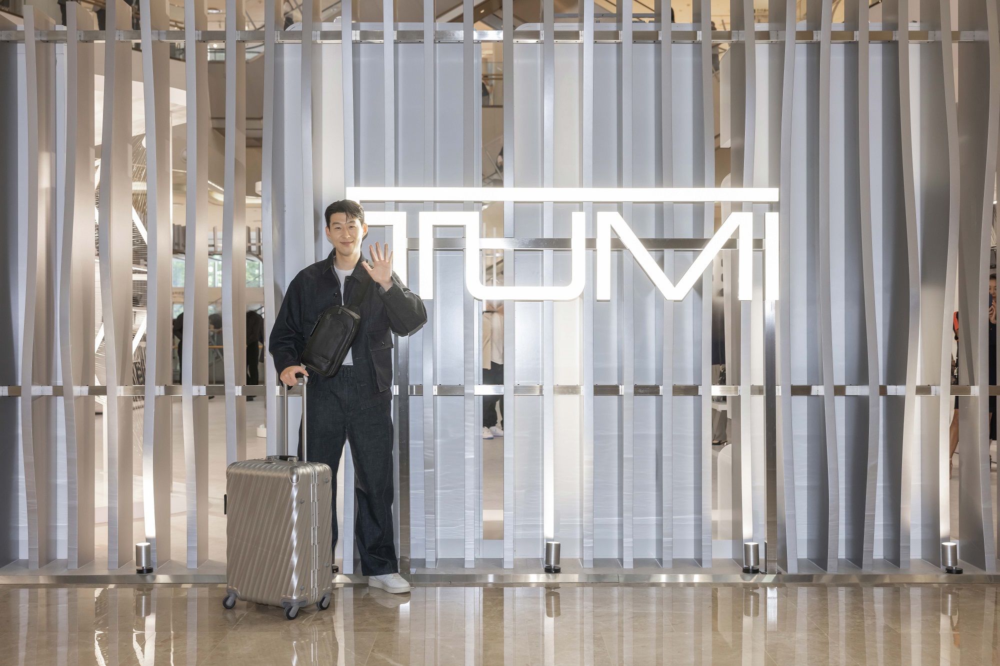 韓國職業足球運動員兼 TUMI Crew 成員孫興慜出席了 於 2023 年 7 月 3 日舉行的秋季 Essentially Beautiful Pop-Up發布會