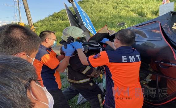 台南左鎮自小客疑自撞電桿    2人均無生命跡象