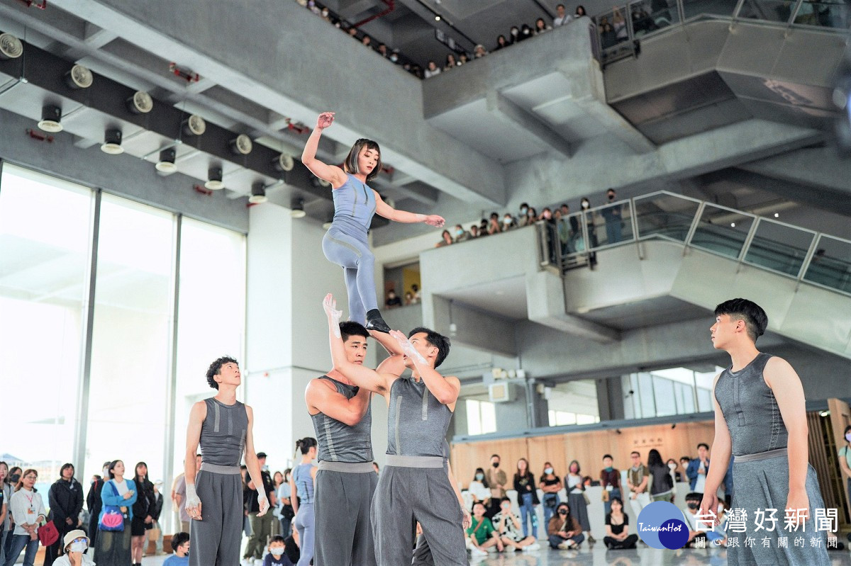「0471特技肢體劇場」首度躍上陶博館陶瓷藝術園區,表演者迅速而優雅演繹高難度的肢體語彙,將令觀眾目不轉睛
