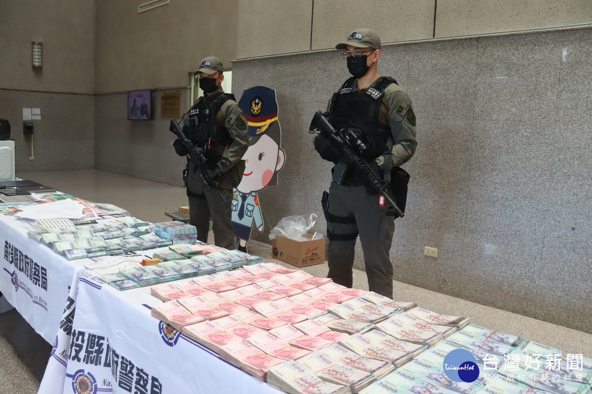 南投縣警局偵破詐欺洗錢，展示大批贓物由霹靂小組戒護。（記者扶小萍攝）