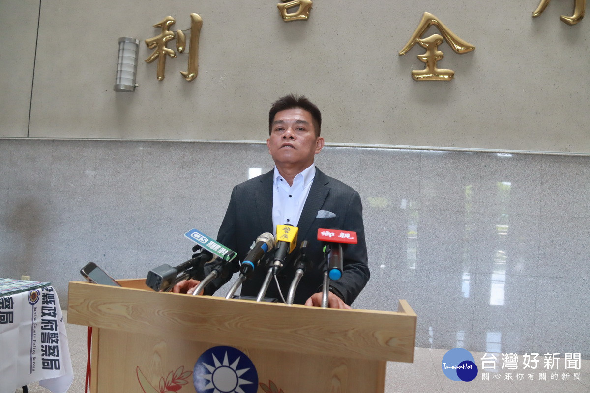 刑警大隊大隊長葉明鐘說明長期追緝成果。(記者扶小萍攝)